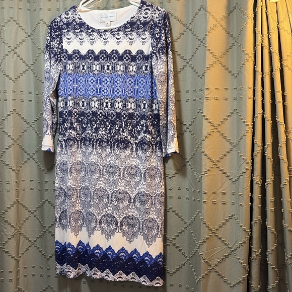 Elegant Blue and White Patterned Dress - Picture 3 of 4